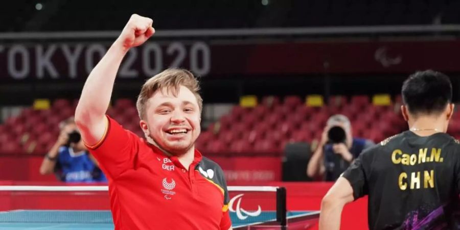 Tischtennisspieler Valentin Baus jubelt nach seinem Sieg im Finale gegen den Chinesen Ningning Cao. Foto: Marcus Brandt/dpa