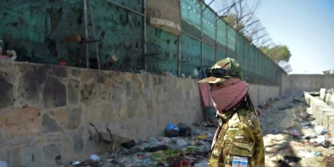Taliban-Kämpfer am Anschlagsort am Kabuler Flughafen Taliban-Kämpfer am Anschlagsort am Kabuler Flughafen