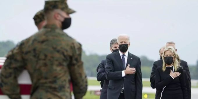 US-Präsident Joe Biden (2.v.r) und First Lady Jill Biden (r) bei der Rückführung von 11 der 13 US-Soldaten, die beim Selbstmordanschlag in Kabul getötet wurden. Foto: Manuel Balce Ceneta/AP/dpa US-Präsident Joe Biden (2.v.r) und First Lady Jill Biden (r) bei der Rückführung von 11 der 13 US-Soldaten, die beim Selbstmordanschlag in Kabul getötet wurden. Foto: Manuel Balce Ceneta/AP/dpa