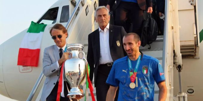 Roberto Mancini und Giorgio Chiellini bringen am frühen Montagmorgen nach der Ankunft in Rom den Pokal aus dem Flugzeug. rom ankunft