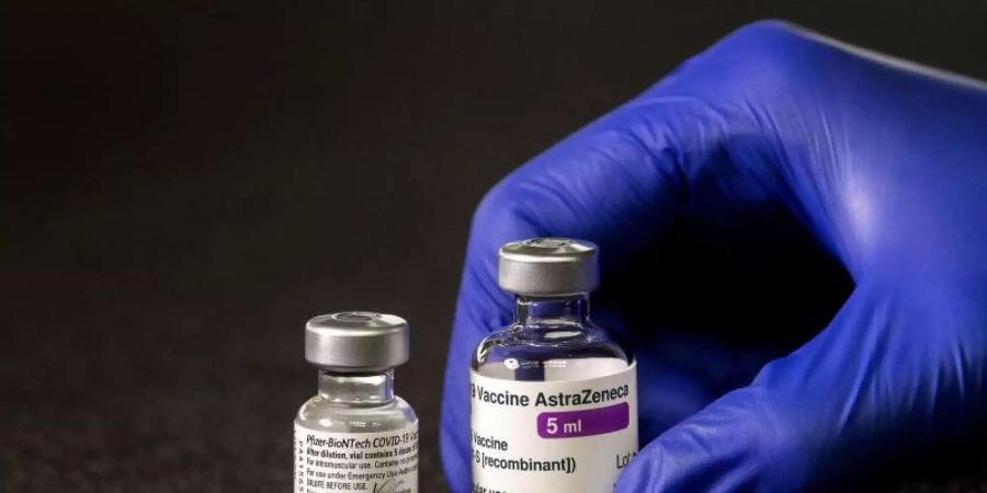 Ampullen mit den Corona-Impfstoffen von Astrazeneca und Biontech/Pfizer. Foto: Victoria Jones/PA Wire/dpa