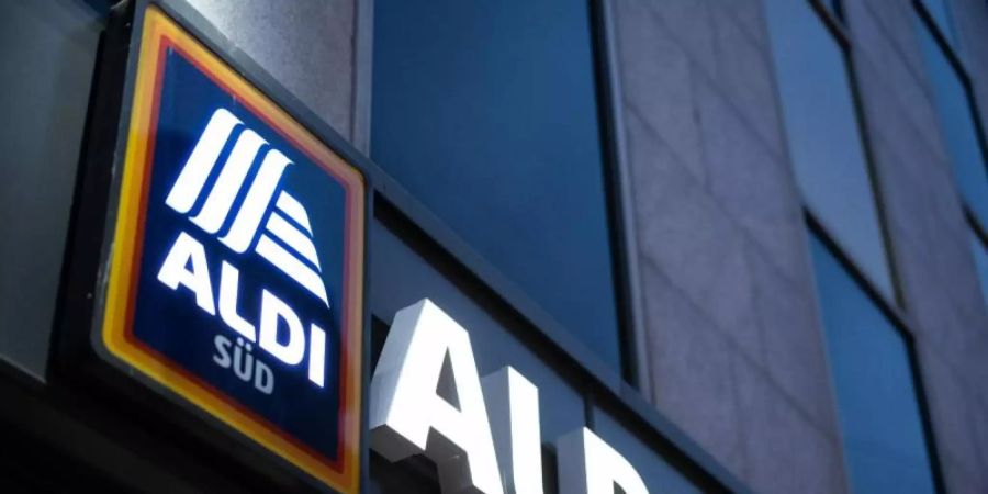 Das Logo einer Aldi Süd Filiale, fotografiert in einer Fussgängerzone der Düsseldorfer Innenstadt. Foto: Marcel Kusch/dpa