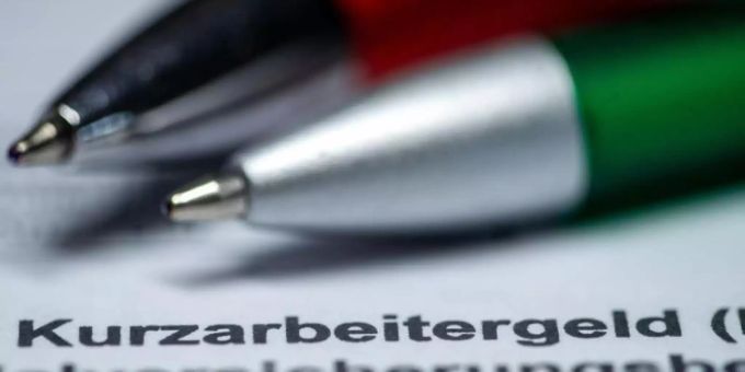 Zwei Kugelschreiber liegen auf einem Antragsformular für Kurzarbeitergeld. Foto: Jens Büttner/dpa-Zentralbild/dpa Zwei Kugelschreiber liegen auf einem Antragsformular für Kurzarbeitergeld. Foto: Jens Büttner/dpa-Zentralbild/dpa
