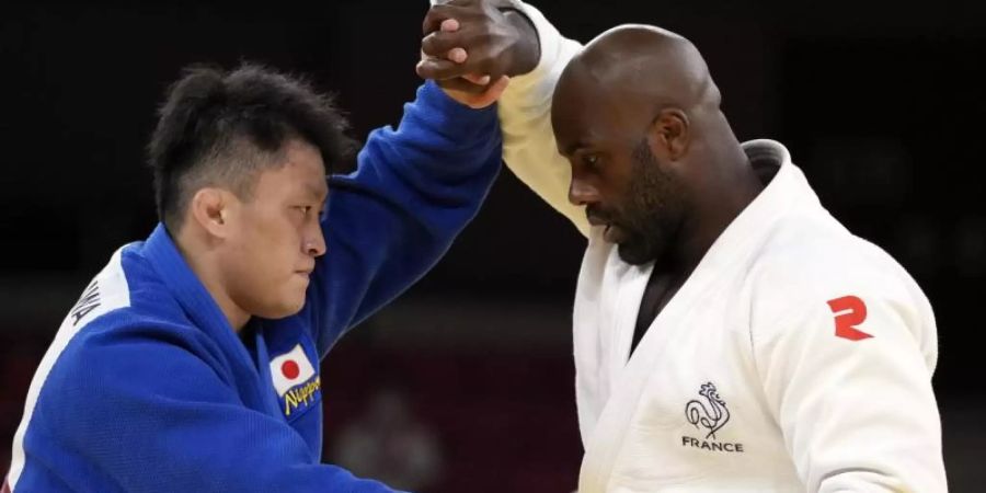 Teddy Riner (r) gewann seine vierte Olympia-Medaille. Foto: Vincent Thian/AP/dpa