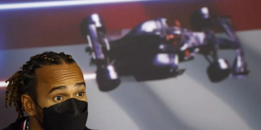 Lewis Hamilton vom Team Mercedes nimmt an einer Pressekonferenz auf dem Hungaroring teil. Foto: Florion Goga/Pool Reuters/AP/dpa