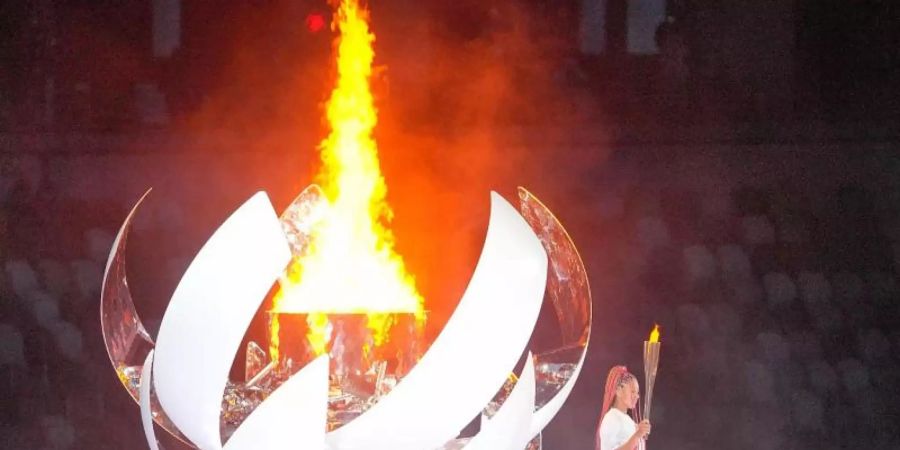 Die olympische Flamme wurde Japans Tennis-Star Naomi Osaka entzündet. Foto: Michael Kappeler/dpa