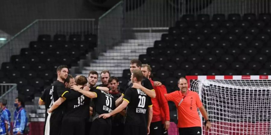 Deutschlands Spieler bilden nach der knappen Niederlagen gegen Spanien einen Kreis. Foto: Swen Pförtner/dpa