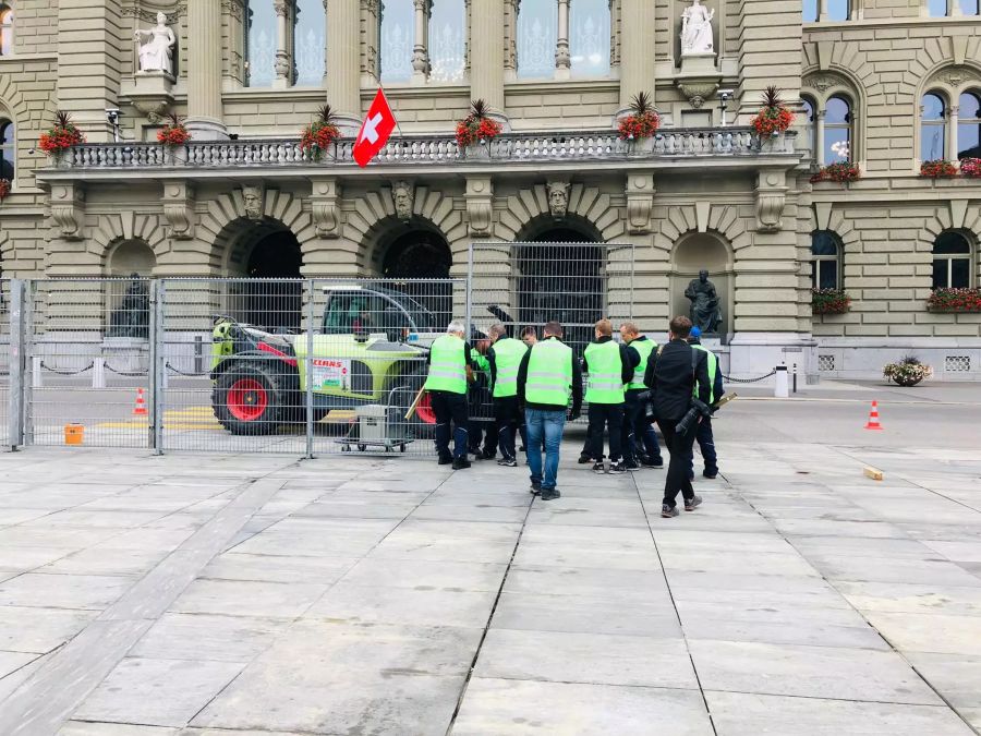 Der Zaun wird aufgebaut.