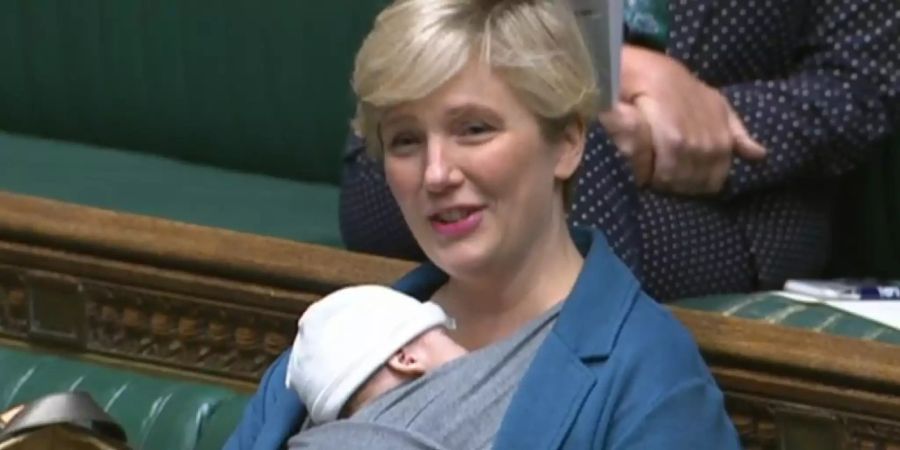HANDOUT - Stella Creasy, Labour-Abgeordnete aus Grossbritannien, bringt ihr neugeborenes Baby mit ins Parlament und möchte so ein Zeichen für Mütter setzen. Foto: House Of Commons/PA Wire/dpa - ACHTUNG: Nur zur redaktionellen Verwendung im Zusammenhang mit der aktuellen Berichterstattung und nur mit vollständiger Nennung des vorstehenden Credits