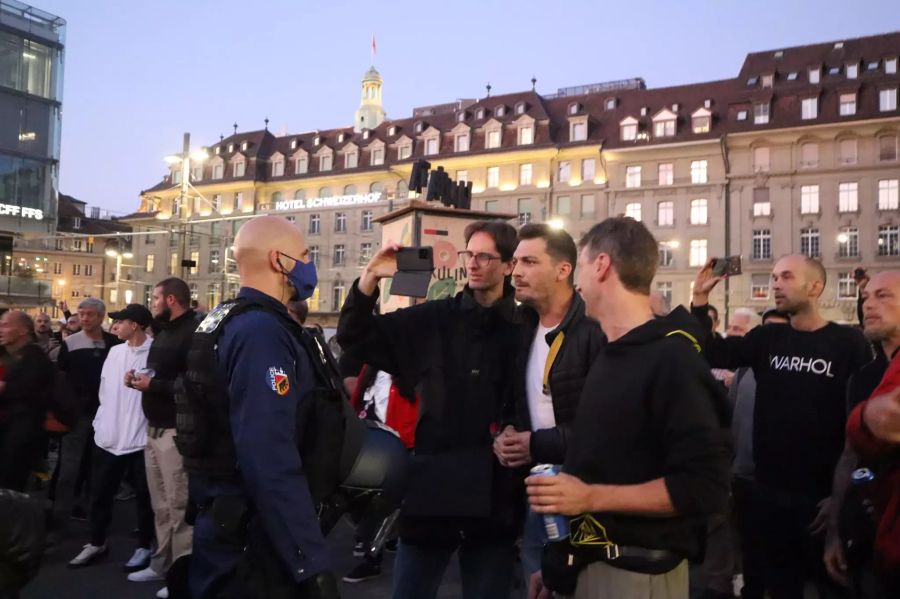 Rund 800 Personen demonstrierten am Donnerstag gegen die Massnahmen zur Eindämmung des Coronavirus.