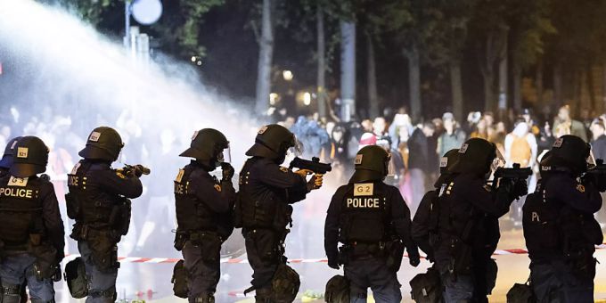 Die Kantonspolizei Bern musste am Donnerstagabend erneut Gummischrot und Wasserwerfer einsetzen, um einen Marsch auf das Bundeshaus zu verhindern. Die Kantonspolizei Bern musste am Donnerstagabend erneut Gummischrot und Wasserwerfer einsetzen, um einen Marsch auf das Bundeshaus zu verhindern.