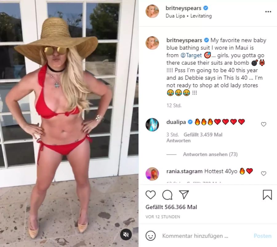 Britney Spears im knappen roten Bikini am Strand von Maui, Hawaii.