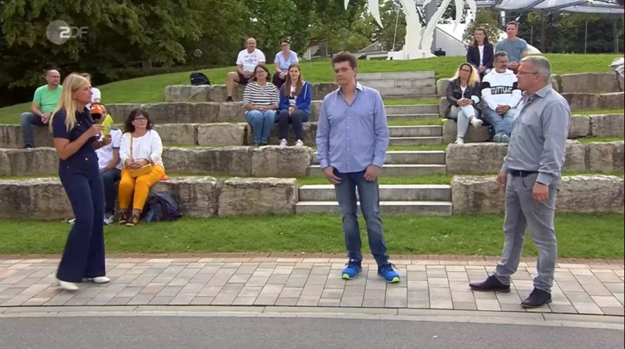 Andrea Kiewel (l) befragt Gabelstapler-Lehrer Sören Herrmann (r) in der ZDF-Show «Fernsehgarten». Moderator und Comedian Lutz van der Horst sollte lernen, einen solchen Stapler zu fahren.