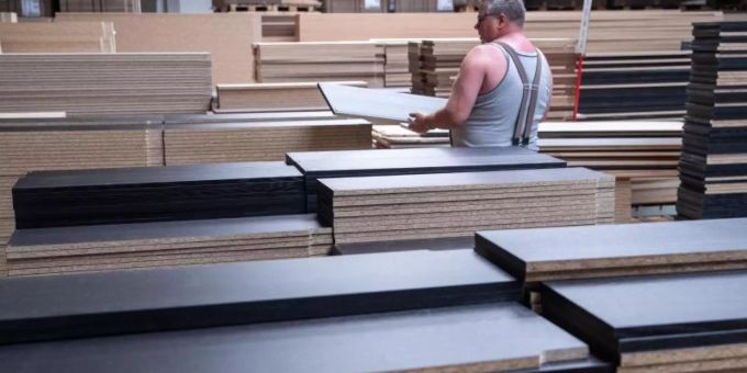 Ein Mitarbeiter sortiert Möbelplatten in einem Werk in Brandenburg. Foto: Jens Büttner/dpa-Zentralbild/dpa Ein Mitarbeiter sortiert Möbelplatten in einem Werk in Brandenburg. Foto: Jens Büttner/dpa-Zentralbild/dpa