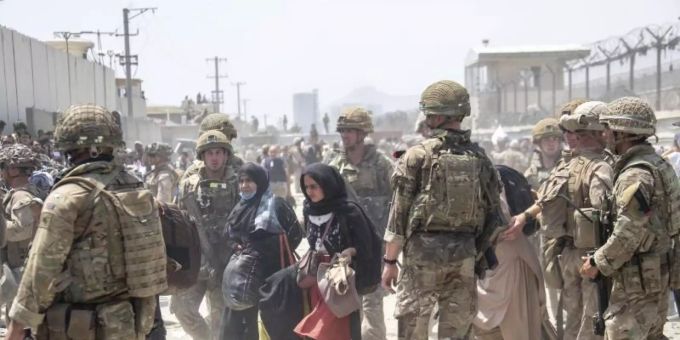 Die Evakuierung von ausreisewilligen Menschen am Flughafen von Kabul dauert an. Foto: Uncredited/Ministry of Defence/dpa Die Evakuierung von ausreisewilligen Menschen am Flughafen von Kabul dauert an. Foto: Uncredited/Ministry of Defence/dpa