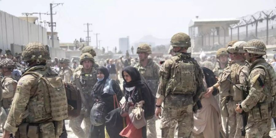 Die Evakuierung von ausreisewilligen Menschen am Flughafen von Kabul dauert an. Foto: Uncredited/Ministry of Defence/dpa