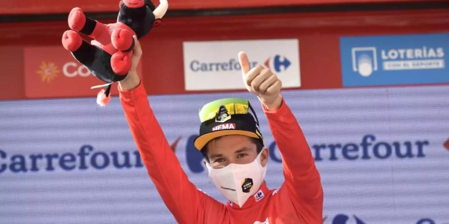 Primoz Roglic im Roten Trikot des Vuelta-Gesamtführenden. Foto: Alvaro Barrientos/AP/dpa