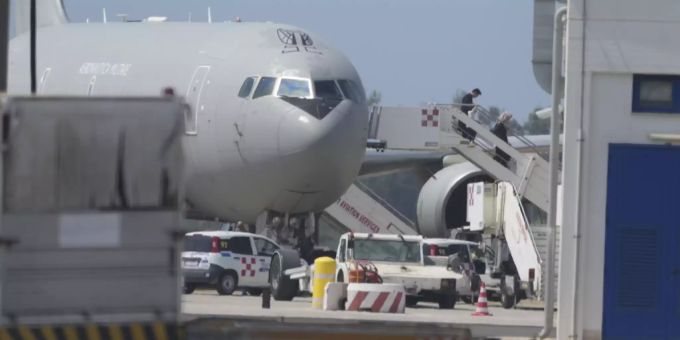 Flüchtlinge steigen in Rom aus einem Rettungsflugzeug aus. Rom
