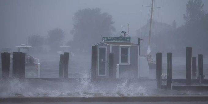 Der Watch Hill Yacht Club in Rhode Island wird hart von Henri getroffen. Tropical Storm Henri in Rhode Island