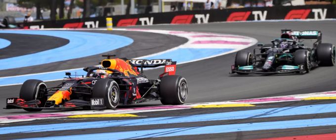 Red Bull entwickelt seinen RB16B noch intensiv weiter, Mercedes plant nach Silverstone keine grossen Updates mehr für den W12. Red Bull Mercedes