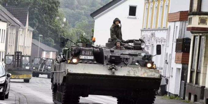 Mit einem Bergepanzer und schwerem Räumgerät rückt die Bundeswehr an, um die Schäden die die Überflutung der Nahmer am Vorabend mit sich gebracht hat, zu beseitigen. Foto: Roberto Pfeil/dpa Mit einem Bergepanzer und schwerem Räumgerät rückt die Bundeswehr an, um die Schäden die die Überflutung der Nahmer am Vorabend mit sich gebracht hat, zu beseitigen. Foto: Roberto Pfeil/dpa