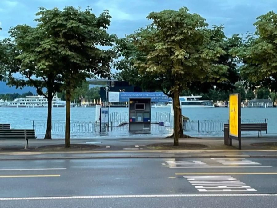 Ein Steg in Luzern steht unter Wasser.