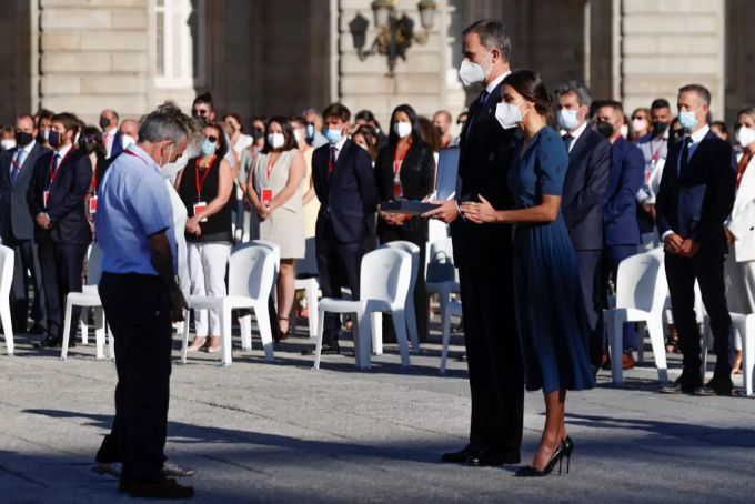 Spaniens König Felipe VI. (2.v.r.) und Königin Letizia (r.) verleihen den Angehörigen eines verstorbenen Sanitäters das Grosskreuz des Zivilen Verdienstordens. Spanien