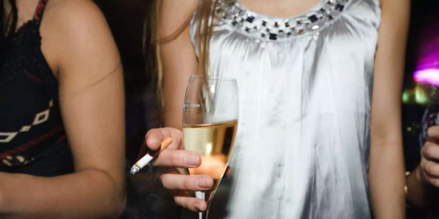 In Spanien feierten zahlreiche junge Menschen trotz Corona-Pandemie auf einem Uni-Gelände verbotenerweise eine Party im grossen Stil. (Symbolbild)