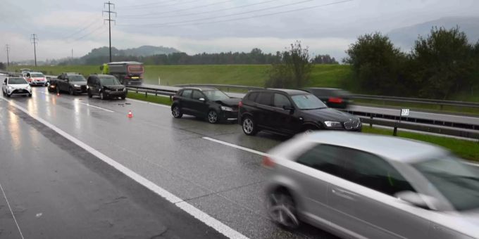 Auffahrunfall auf der Autobahn A13 zwischen Haag und Buchs.
