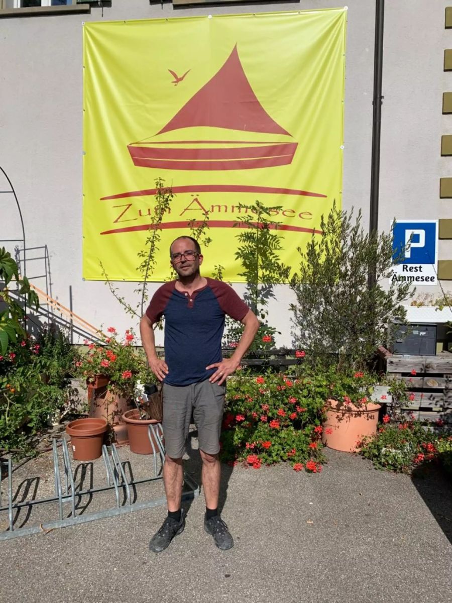 Martin Scheurer steht vor dem Restaurant zum Ämmesee.