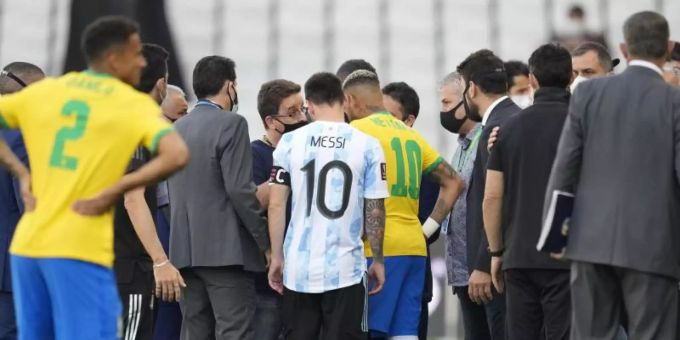 Das WM-Qualifikationsspiel zwischen Brasilien und Argentinien war abgebrochen worden. Foto: Andre Penner/AP/dpa brasilein
