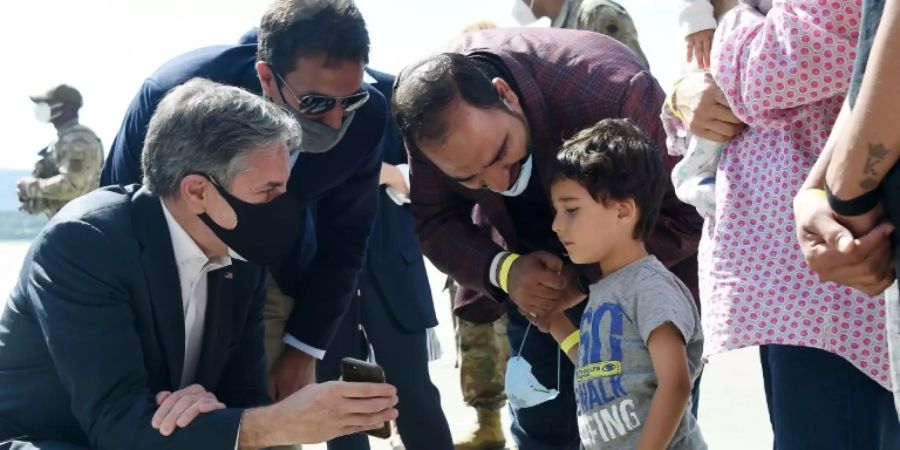 US-Aussenminister Blinken mit afghansichen Flüchtlingen