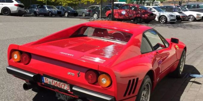 Dieses von der Polizei Düsseldorf zur Verfügung gestellte Foto zeigt einen Ferrari. Foto: ---/Polizei Düsseldorf/dpa