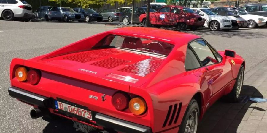 Dieses von der Polizei Düsseldorf zur Verfügung gestellte Foto zeigt einen Ferrari. Foto: ---/Polizei Düsseldorf/dpa