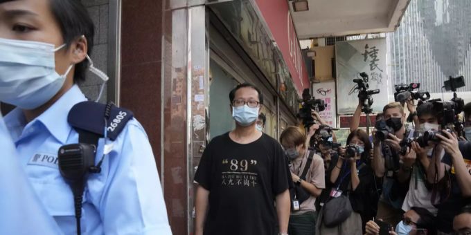 In Hongkong sorgt die Polizei mit Verhaftungen von Führern der Demokratiebewegung für Aufsehen. Hongkong