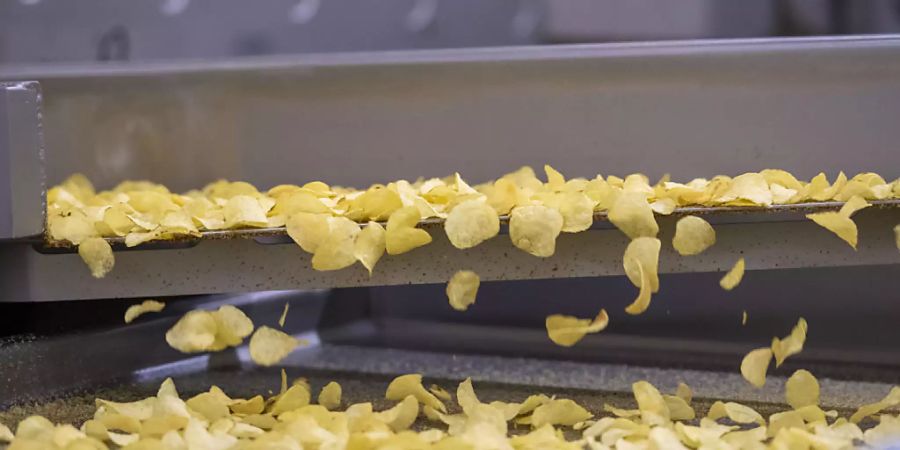 Wegen des Gewittersommers haben die Chips- und Pommes-Frites-Hersteller zu wenig qualitativ hochwertigen Rohstoff. Der Bund erhöht daher das Kontingent für Veredelungskartoffeln bis Ende Jahr um 20'000 Tonnen. (Symbolbild)