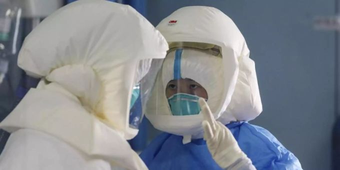Medizinisches Personal arbeitet im Februar 2020 auf der Unterdruck-Isolierstation eines Krankenhauses in Wuhan, wo Covid-19-Patienten versorgt werden sollten. Foto: Uncredited/CHINATOPIX/AP/dpa Medizinisches Personal arbeitet im Februar 2020 auf der Unterdruck-Isolierstation eines Krankenhauses in Wuhan, wo Covid-19-Patienten versorgt werden sollten. Foto: Uncredited/CHINATOPIX/AP/dpa