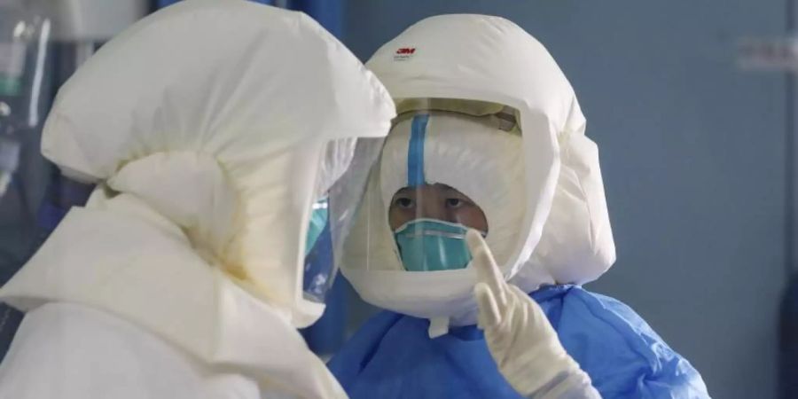 Medizinisches Personal arbeitet im Februar 2020 auf der Unterdruck-Isolierstation eines Krankenhauses in Wuhan, wo Covid-19-Patienten versorgt werden sollten. Foto: Uncredited/CHINATOPIX/AP/dpa