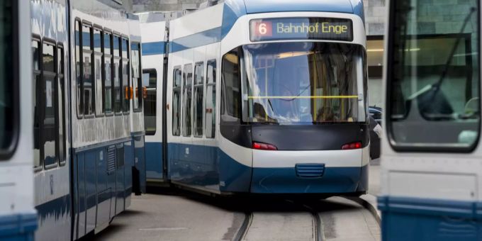 Die Zürcher Strassenbahnen Tram 2000 und Cobra Tram fahren am Paradeplatz. Tram 2000
