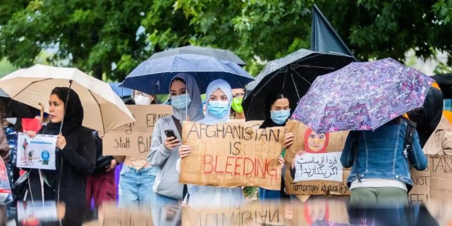 Eine Demonstration für die Aufnahme von Menschen aus Afghanistan vor dem Bundeskanzleramt in Bilder. Foto: Christoph Soeder/dpa