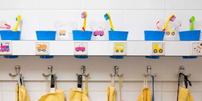 Handtücher und Zahnputzbecher hängen und stehen in einer Kindertagesstätte im Waschraum. Foto: Sebastian Kahnert/dpa-Zentralbild/dpa Handtücher und Zahnputzbecher hängen und stehen in einer Kindertagesstätte im Waschraum. Foto: Sebastian Kahnert/dpa-Zentralbild/dpa