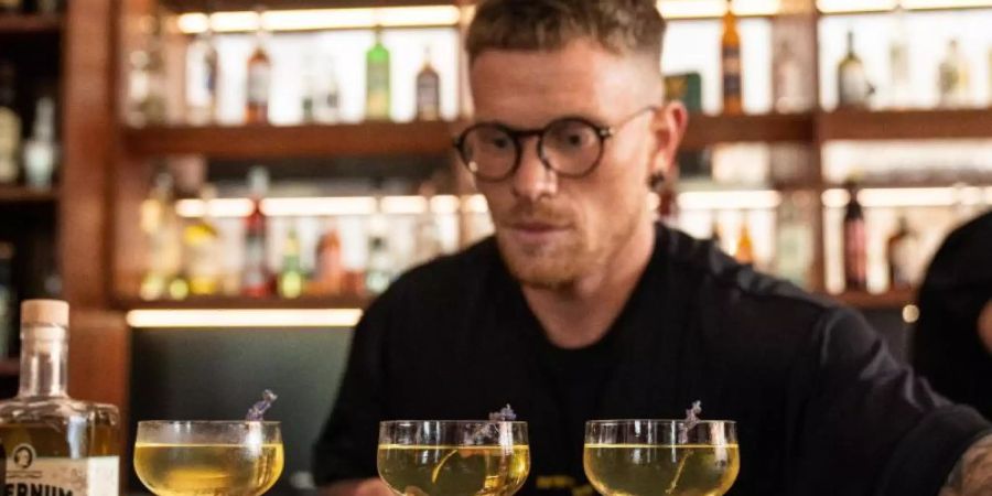 Bartender Tobias Lindner gewinnt mit einem Quitten-Cocktail beim Wettbewerb des Barkultur-Magazins «Mixology». Foto: Lukas Müller/Meininger Verlag/dpa