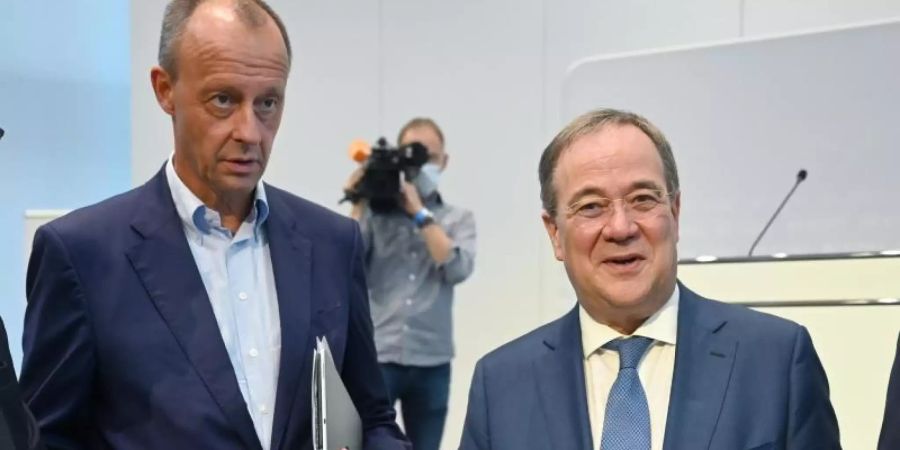Die CDU-Politiker Friedrich Merz (l) und Armin Laschet sprechen sich gegen Steuererhöhungen aus. Foto: Bernd Weissbrod/dpa