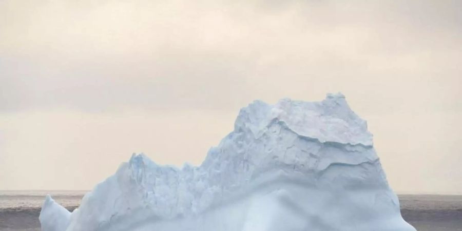 Ein treibender Eisberg vor der Küste der Antarktis. Foto: Liu Shiping/XinHua/dpa