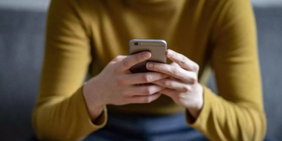 Menschen in Deutschland verbringen laut dem «Freizeit-Monitor» immer mehr von ihrer freien Zeit im Internet. Danach sind PC- oder Handynutzung jedoch nur für jeden Zweiten eine Freude. Foto: Fabian Sommer/dpa