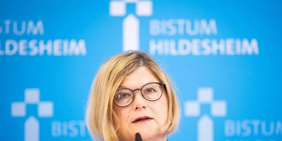 Antje Niewisch-Lennartz, frühere niedersächsische Justizministerin und Leiterin der Untersuchungskommission, informiert in Hildesheim über die Untersuchungsergebnisse. Foto: Moritz Frankenberg/dpa