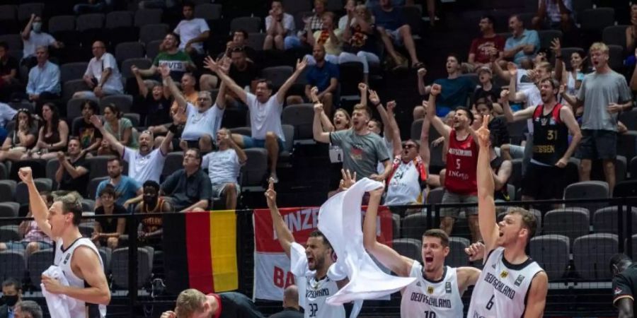 Nach ihrem Olympia-Coup von Split starteten die deutschen Basketballer noch in den Katakomben der Spaladium Arena ihre grosse Tokio-Sause. Foto: Tilo Wiedensohler/dpa