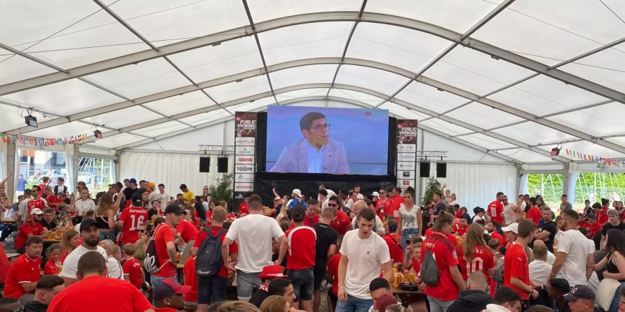 Volles Festzelt: Der Andrang für den Match war riesig.