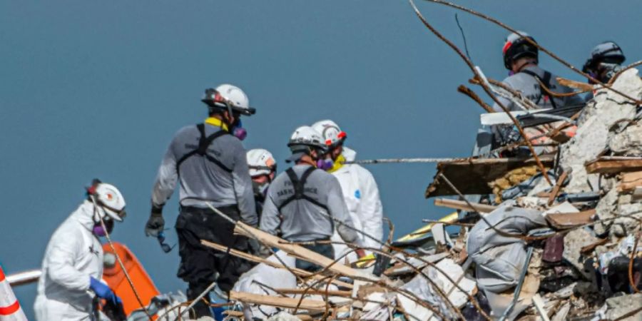 Helfer suchen weiter nach den Opfern