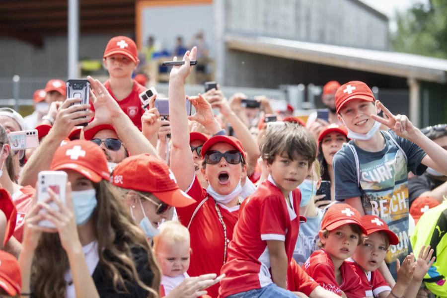 Viele Fans warteten in Zürich auf ihre Helden.